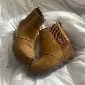Used condition sorels. Stain on the front of one shoe.